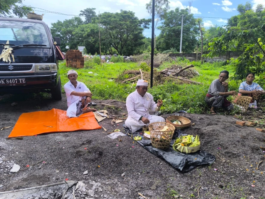 Upacara Melaspas Tempat Pembakaran Sampah dan Kendaraan Pengangkutan 