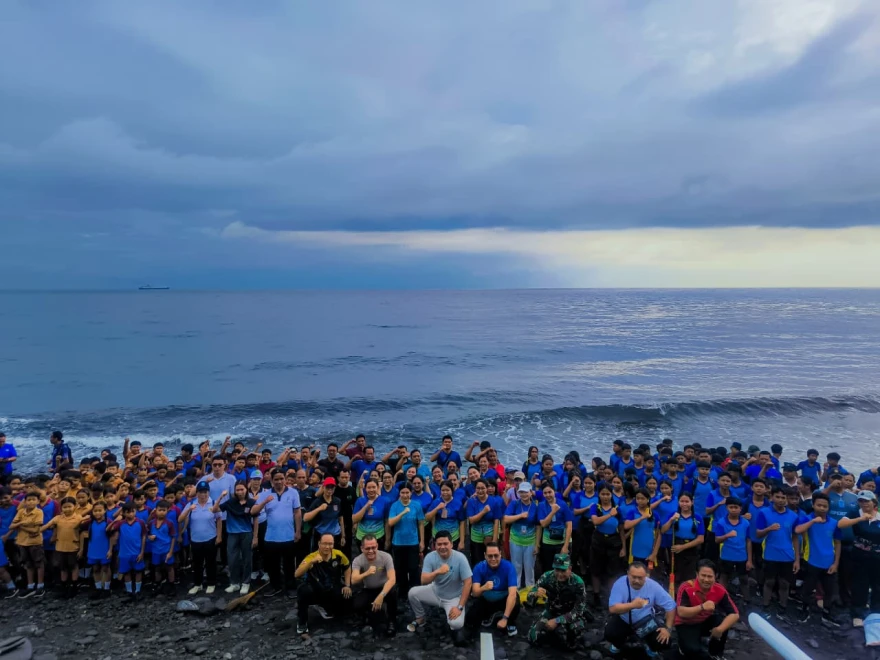 Gotong Royong Bersih-bersih Digelar di Kawasan Pantai Rubaya, Desa Tulamben