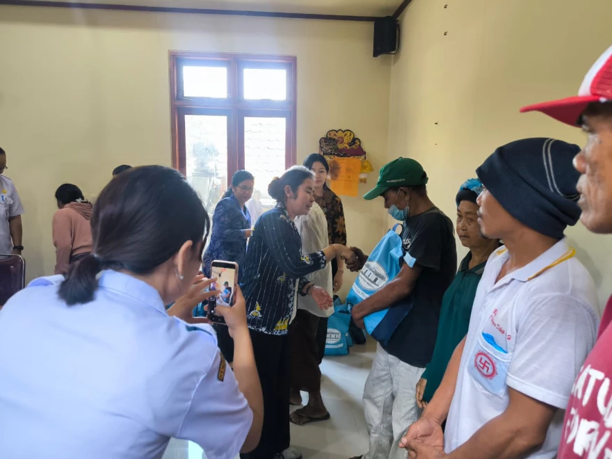 Ibu Bupati Karangasem Kunjungi Desa Tulamben Salurkan Bantuan Sembako dari Wakil Presiden