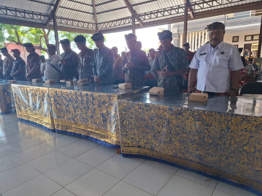 PERBEKEL TULAMBEN HADIRI PERINGATAN HUT TNI KE-80 DI KANTOR CAMAT KUBU