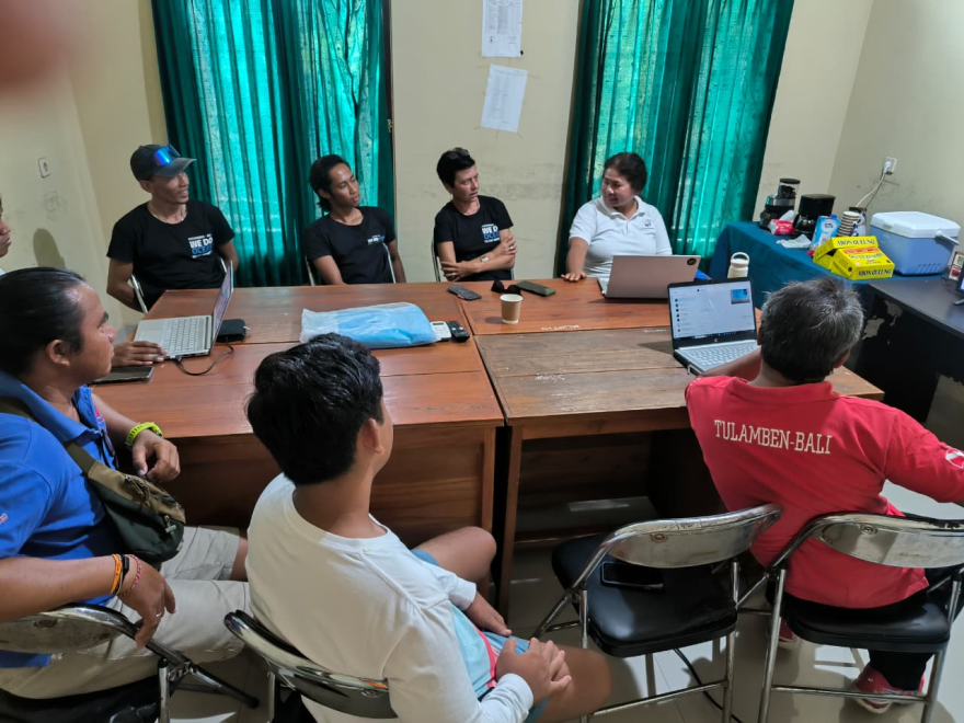 Yayasan Bali Blue Harmony dan Organisasi Pemandu Selam Tulamben Bahas Program Pelatihan MARRS di Kantor Perbekel Tulamben