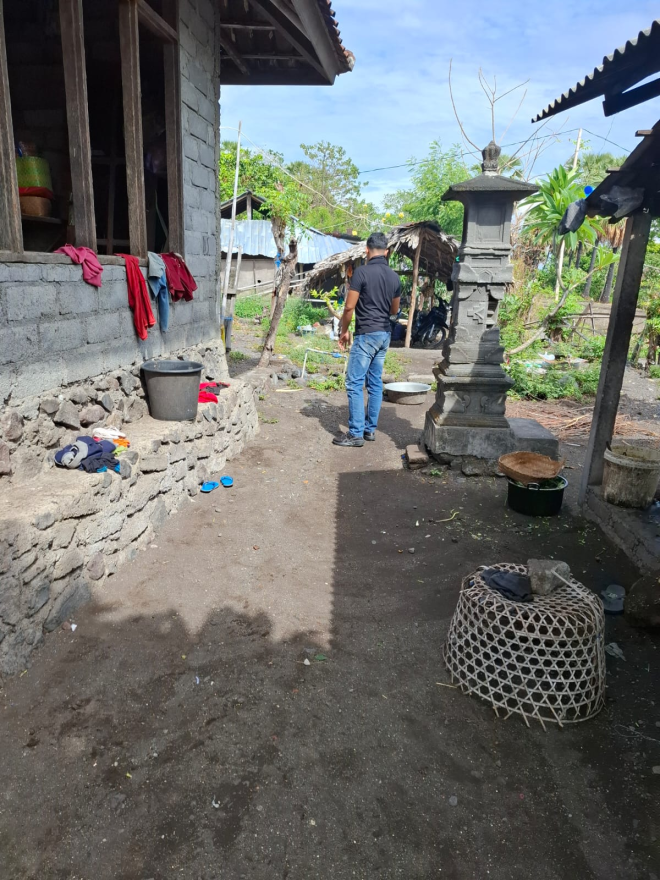 Perbekel Desa Tulamben Bersama Tim PUPR Tinjau Warga yang Belum Memiliki Fasilitas WC