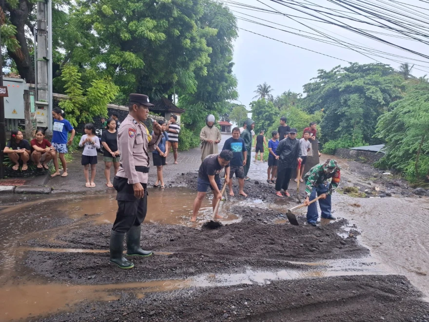 Antisipasi Gangguan Transportasi saat Banjir, Pemdes Tulamben Bersama TNI-Polri dan Warga Lakukan Upaya Pembersihan Jalan